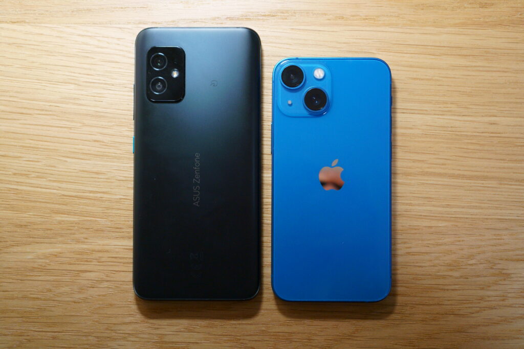 zenfone8とiphone 13 miniのサイズ比較
